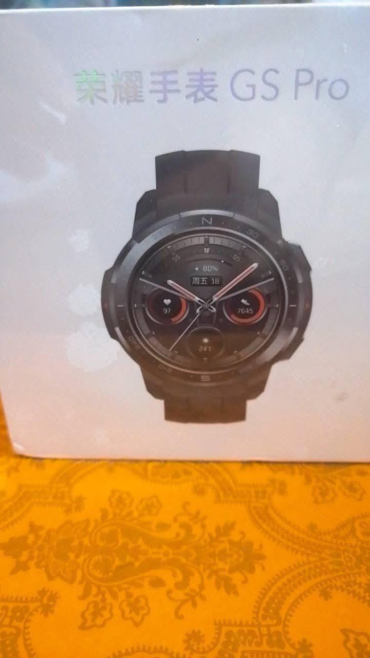 تُظهر الصورة ساعة Honor Watch GS Pro، وهي ساعة ذكية رياضية متينة مصممة للاستخدام في الظروف الخارجية القاسية. 
المواصفات الرئيسية للساعة:
البطارية: تتميز بعمر بطارية طويل جداً يصل إلى 25 يوماً في وضع الاستخدام العادي.
الشاشة: شاشة AMOLED دائرية بمقاس 1.39 إنش بدقة ووضوح عاليين.
التصميم: هيكل متين حاصل على شهادات مقاومة عسكرية (MIL-STD-810G)، مما يجعلها مقاومة للصدمات والظروف الجوية الصعبة.
الميزات الرياضية: تدعم أكثر من 100 وضع للتمرين، بما في ذلك أوضاع مخصصة للتزلج وتسلق الجبال، بالإضافة إلى نظام تحديد المواقع العالمي (GPS) مع ميزة "العودة للمسار".
المراقبة الصحية: مزودة بمستشعرات لمراقبة معدل ضربات القلب، ونسبة الأكسجين في الدم (SpO2)، ومراقبة النوم والتوتر.
الاتصال: تتيح إمكانية إجراء واستقبال المكالمات عبر البلوتوث بفضل وجود ميكروفون ومكبر مدمجين


**إذا كنت صاحب هذا الإعلان وتريد حذفه لأي سبب، رجاءا أرسل رسالة إلى الدعم الفني**
