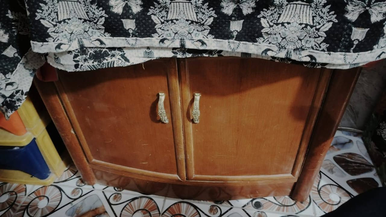 السلام عليكم غرفه نوم تسكام كامله مع تاج الجربايه السعر ٦٠٠وبيها مجال التواصل واتساب ***********
