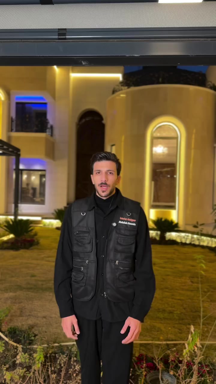 واجهة محسوبة بالتفاصيل مو بالصدفة 
لامستون أبيض نقي، وطعّمناه بمرمر عسلي حتى يكسر البرود ويضيف دفء وأناقة.
الأبواب بلون جوزي يعطي فخامة وحضور واضح.
سطح المسبح بورسلين خشبي, والجلسة بنفس الروح حتى يكون الامتداد بصري ومريح.
الشبابيك, المحجرات, الأفجورات, والأبواب الخارجية كلها بالأسود... تحديد قوي يبرز الواجهة ويعطيها شخصية.
القرميد وأرضية الطرمة باللون الرصاصي حتى يوازن الألوان ويكمّل المشهد بهدوء.
واجهة تحجي ذوق، وتفاصيل تنشاف قبل لا تنشرح

📍العنوان: اليرموك - أربع شوارع - مجاور بيت ورد
 
للتواصل معنا 📞📞: ***********☎️

***********☎️
