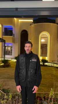 واجهة محسوبة بالتفاصيل مو بالصدفة  لامستون أبيض نقي، وطعّمناه بمرمر عس...