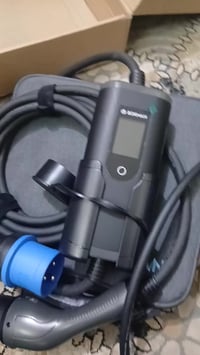 السلام وعليكم شواحن سياره كتبونه سعر وبلعافيه 07715611322