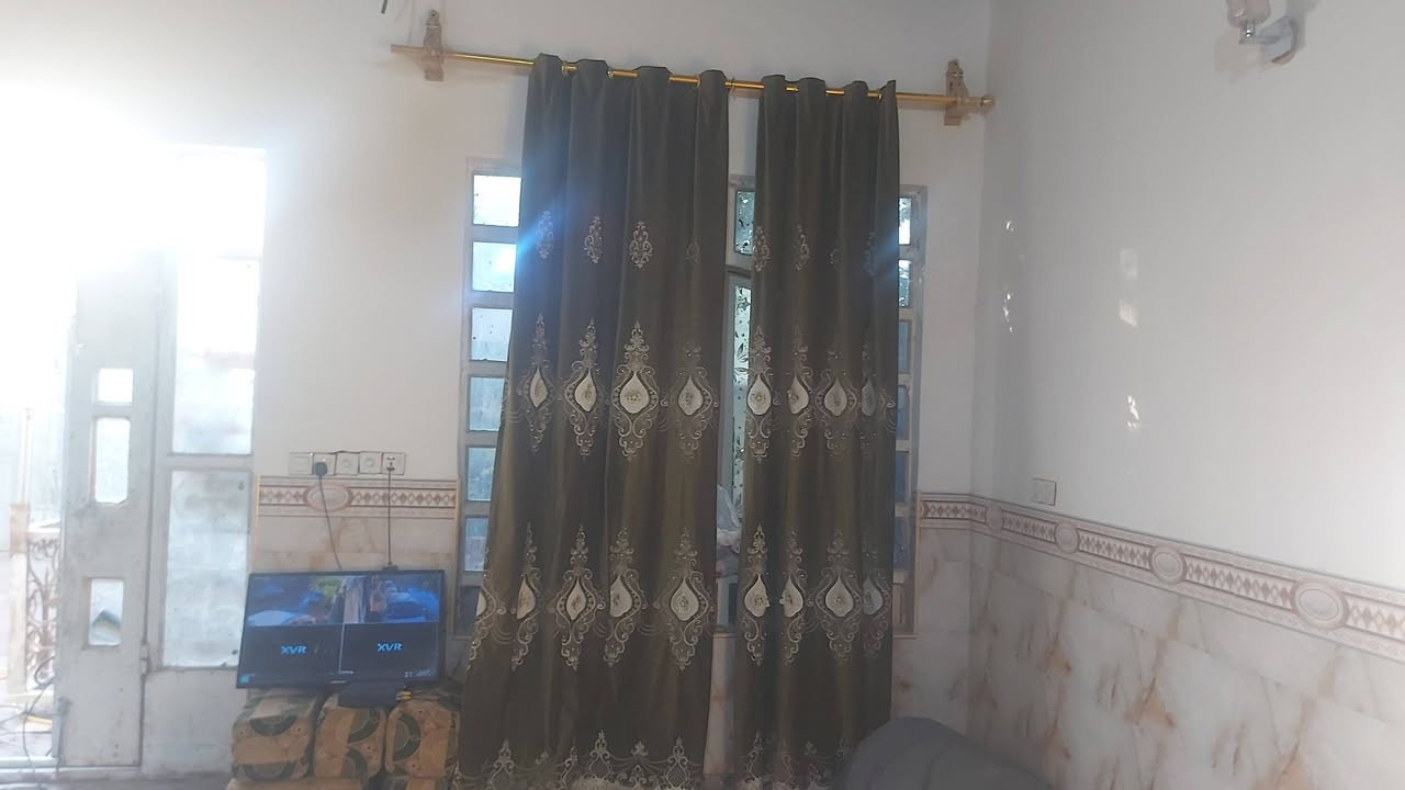 دار للبيع المساحه  ٢١٠ صب اساس وسقف غرف عدد٢ وصاله واستقبال وتخاريج داخلياً وخارجيات مع حديقه وساحة  عالي عن الشارع ***********
