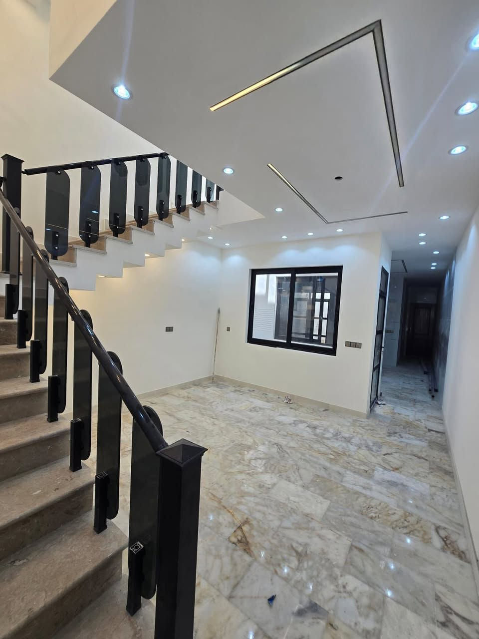 سلام عليكم دار للبيع المساحه 150متر
الواجهه. 5 متر. 

والنزال. 30    متر 

المحتويات استقبال. ➕. مدخل. ➕ مطبخ. ومناور عدد اثنين 

غرف نوم عدد اربع 4. نظام سويت. 

الموقع البنوك. شارع باريس. عرض شارع 15 متر 

لاستفسار لاتصال او مراجعه شركه الأقمار للوساطه العقاريه 

الكائن البنوك شارع الكنيسه 

***********☎️
