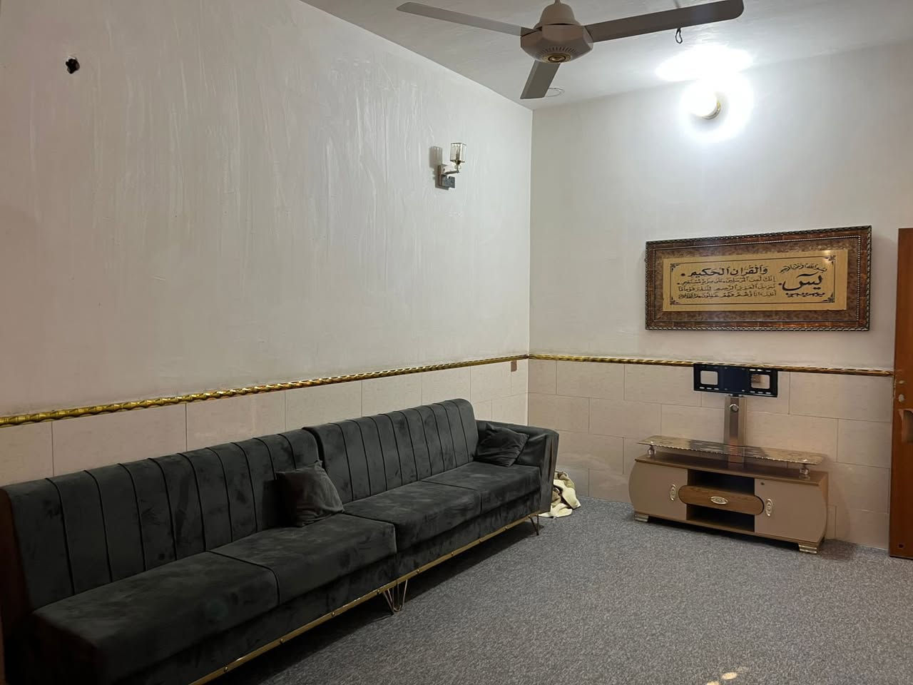 (دار للبيع خلف ١٠٠متر سوق شلال شارع المختار)ثلاثة طوابق يحتوي على 4غرف نوم و٤حمامات  واستقبال ومطبخ   بناء حديث درجة أولى السعر240مليون وبي مجال بسيط///‭٠٧٧٣ ٠١٤ ٣٣٣٥‬
