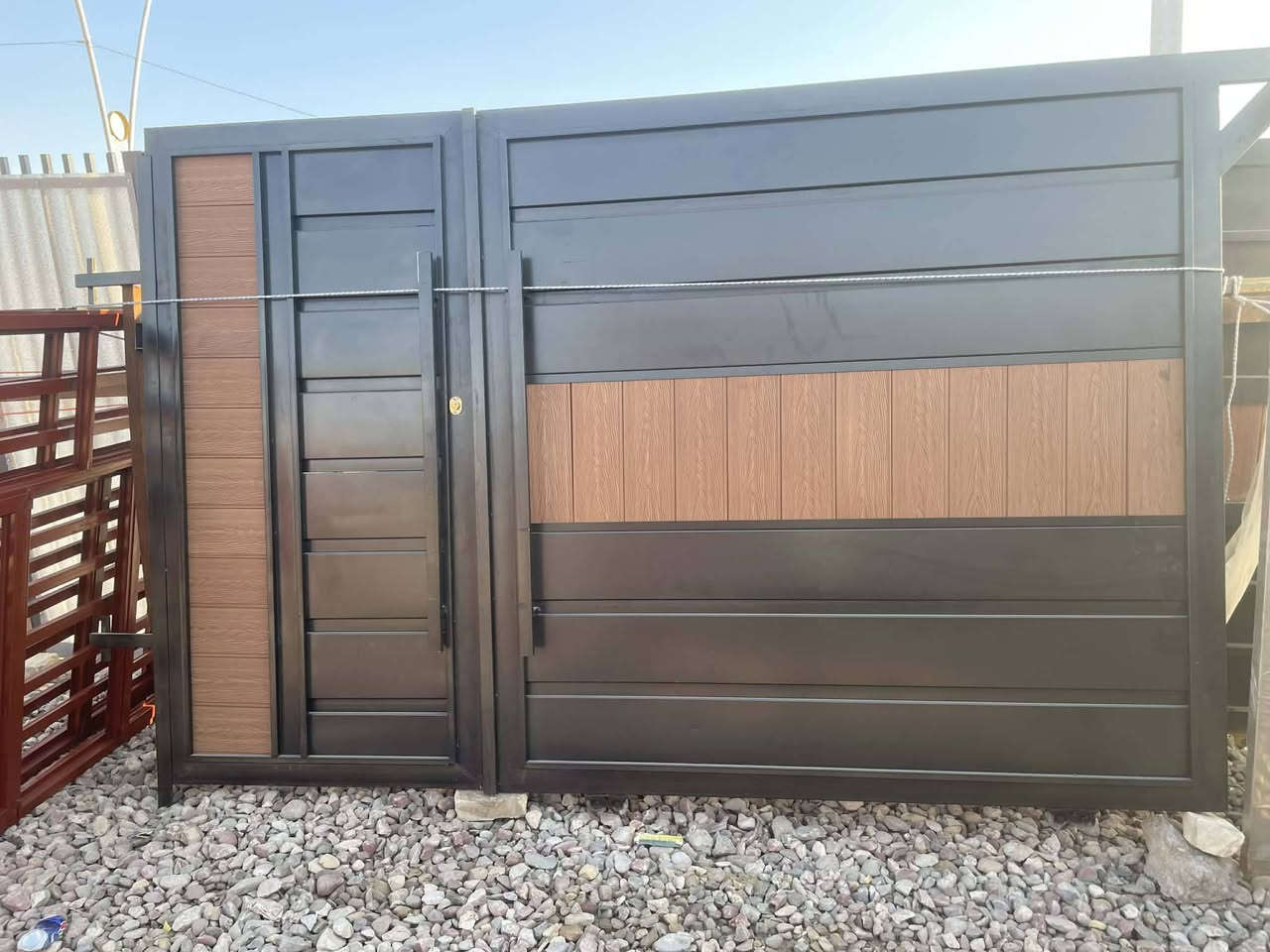 بسم الله الرحمن الرحيم يوجد لدينا جميع انواع الابواب والشبابيك جميع القياسات سعر المتر 45 وابواب خارجية العنوان قرب سيطرة الالبان القديمة هاتف ***********//***********
