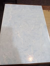 سيراميك جدران للبيع سعر المتر ٢٠٠٠ دينار الكمية كبيرة جداً لون واحد فق...