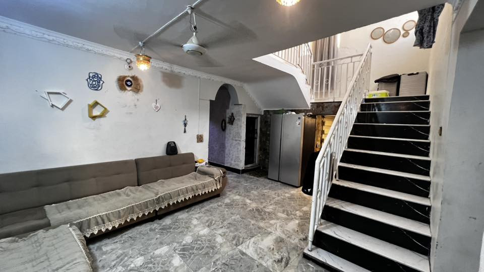 سلام عليكم
بيت للبيع          مطلوب مبادره 83 غير الكفيل وتتحول باسم الشتري تتحول كل المبادره ونطي الفرق
بيت للبيع في ام الخيل الاولى 
خلف كوفي علي الكردي
 المساحه 190.50 طابقين رقم العقار  1  /520  ام الخيل الاولى
الطابق الاول
حديقة وطارمة
استقبال عدد  1
وصاله عدد  2
غرف عدد 1
ومطبخ
صحيات داخليه وخارجيه 
الطابق الثاني 
صاله 
وغرف عدد 2
وصحيات 
البيت ترميم جديد ماء ومجاري وسيراميك حديث
***********
