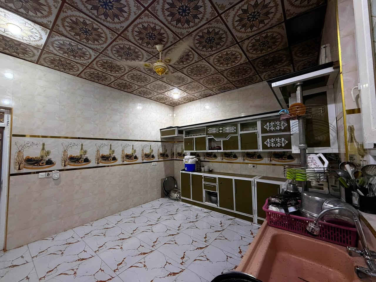 دار سكن للبيع جلولاء الحروب فرع الاطفاء 

مساحة 250 متر

يحتوي على استقبال 7*4 وغرفتين نوم 5*4 وصالة 8*4 ومطبخ 5*4 حمام داخلي وكراج سيارة وحديقة 

متوفر كافة الخدمات ماء اسالة وشارع تبليط 15 متر 
السعر 70 بي مجال 

للاستفسار ***********
