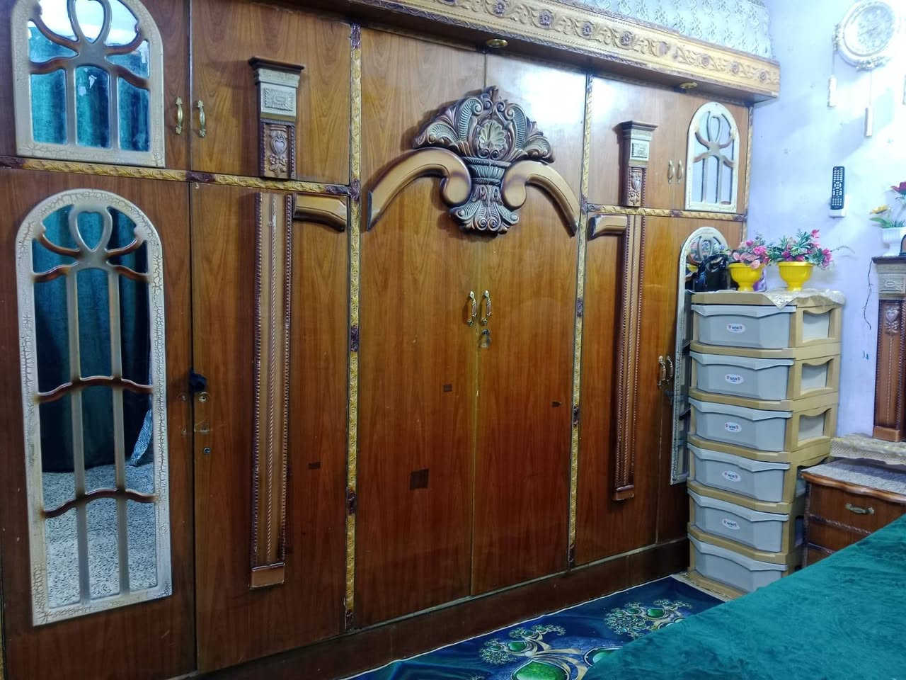 السلام عليكم غرفة اخشاب للبيع اصلية من الخشب الثكيل يشهد الله ب150 *وبعد وياهن كندور جبير ***********
