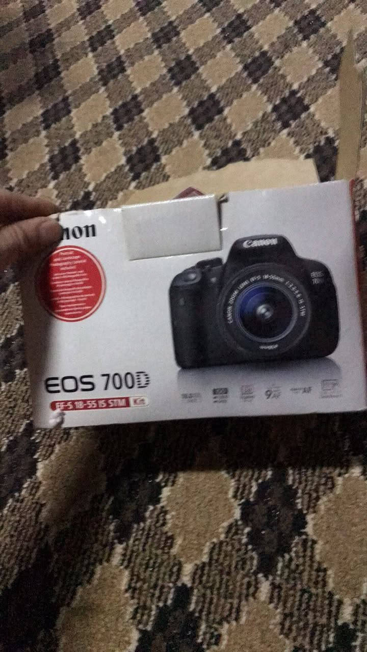 كامره للبيع خاص او اتصل ***********
📷 Canon EOS 700D
ويّا عدسة EF-S 18-55mm IS STM
🔹 مواصفات الكامرة:
🔸 الدقة: 18 ميگابكسل (حساس APS-C)
🔸 معالج: DIGIC 5
🔸 ISO: من 100 إلى 12800 (يوصل 25600)
🔸 تصوير متتابع: 5 صور بالثانية
🔸 نقاط فوكس: 9 نقاط (كلها كروس)
🔸 شاشة: 3 إنج لمس، متحركة بالكامل (تقلب)
🔸 فيديو: Full HD 1080p
🔸 فلاش مدمج
🔸 تخزين: SD كارت
🔹 مواصفات العدسة (18-55mm STM):
🔸 مناسبة تصوير عام (ناس، طبيعة، فيديو)
🔸 بيها مثبت اهتزاز IS
🔸 تركيز هادئ وسلس للفيديو (STM)

