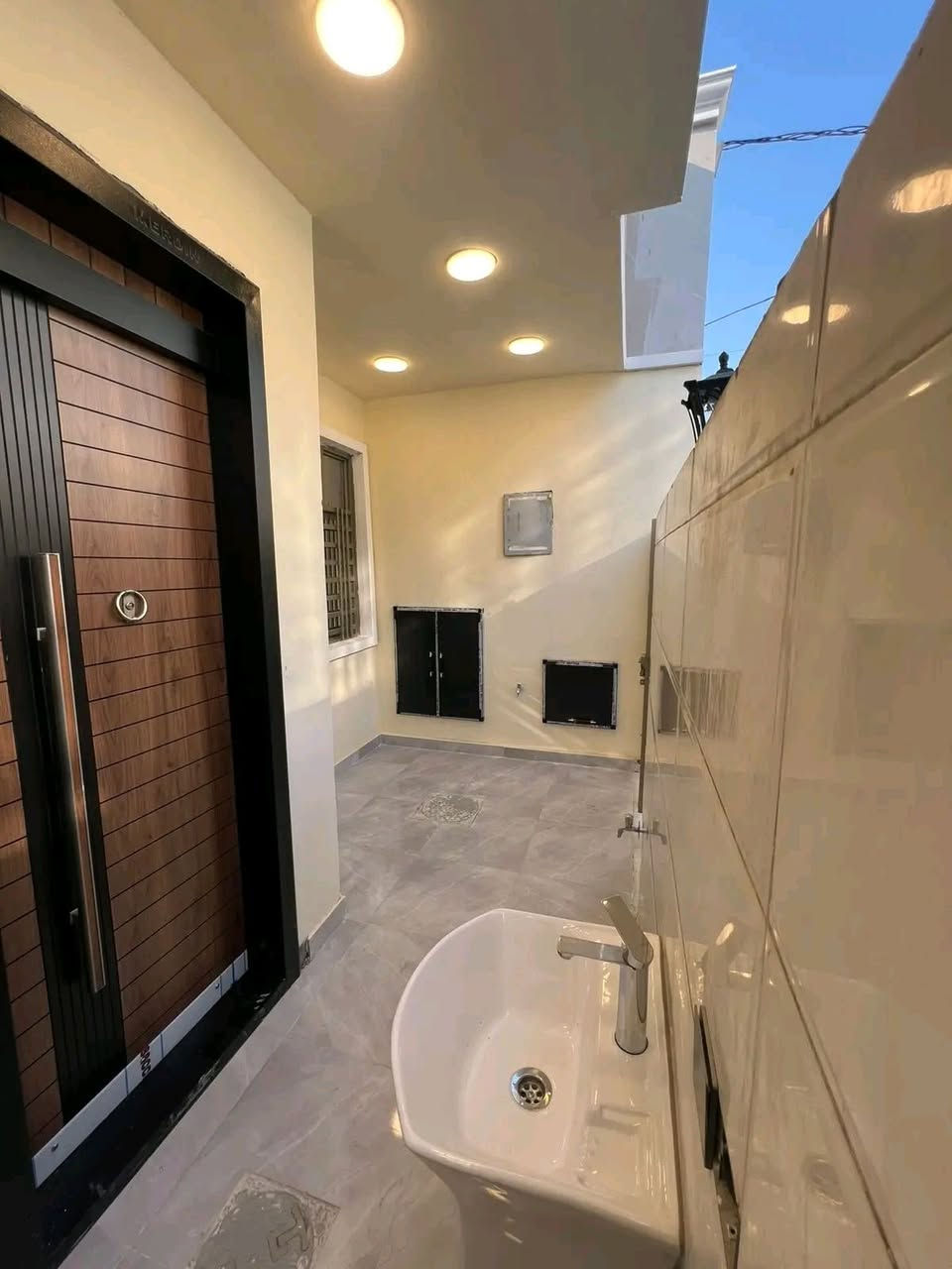 بيت للبيع – بغداد / الدورة / البوعيثة – مجمع السلطان الثالث
🔹 المساحة: ١٠٠ متر
🔹 البناء: طابق ونص
🔹 الواجهة: ٦ وربع
🔹 النزال: ١٦
🔹 يتكون من:
غرفتي نوم
استقبال
مطبخ
صالة
٣ صحيات
💰 السعر: ١١٧ مليون دينار
📞 للاستفسار: ***********
📱 يوجد واتساب
