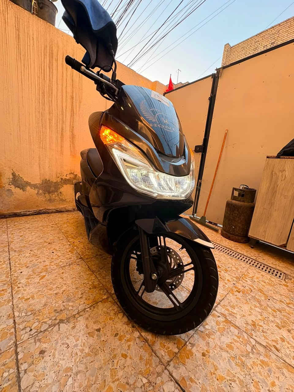 سلام وعليكم   دراجه (PCX125s) للبيع
جيل 2 لون بيتنجاني  مال ربمه من بيت طارش ماخذه
اخذته ماشيه 73k عدد ممشه حالين 78kدراجه مال بيت مخلينه 
.
تفاصيل دراجه حساس زدحام حرف A
حساس ستان 
ودراجه كفاله عامه اكفله الك  من عده كفرات بلاديه بس مشخطات  تاخذه من باب بيت  
شلعه معدل خير من الله معدله 100
دراجه بعده بحالت وكالته كشي ممبدل بيه ولا قطه 
 
عنوان بغداد زعفرانيه 
***********
سعر 17 وبيه مجال  بسيط
دراجه ياباني  ياباني ماخذه من بيت طارش
