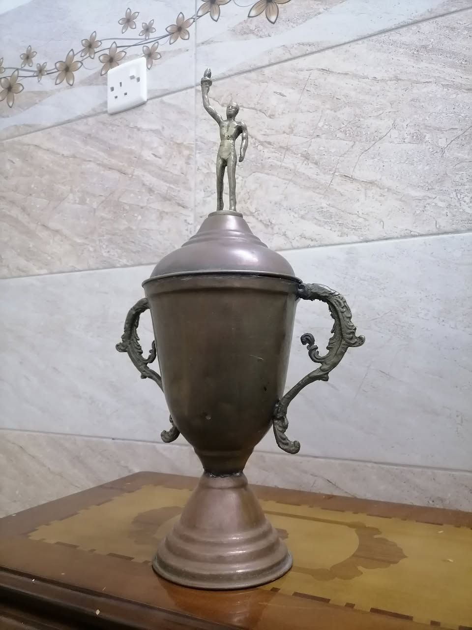 السلام عليكم ورحمة الله وبركاته جبنالكم تحفه فنيه احلا كأس مل ايام زمان ارتفاع ٤٧ نحاس احمر للبيع السعر خاص مكان موصل يوجد توصيل كافه محافظة العراق وهذا رقمي *********** موجود واتساب علا هذا الرقم
