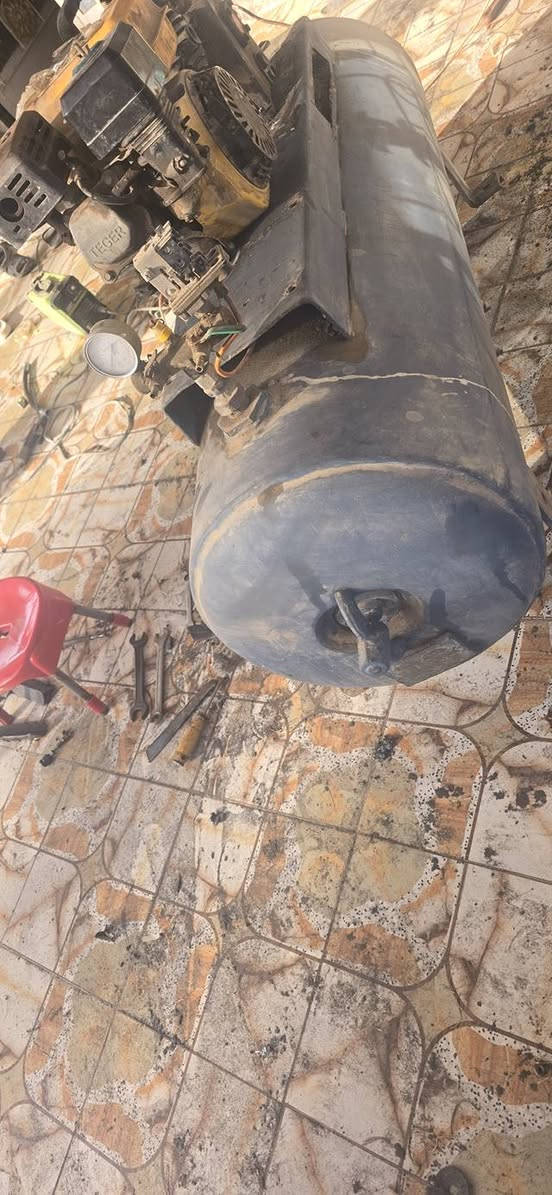 كنبريسر للبيع حجم ٣٥٠ عل فحص صناعه انكليزي الشراي يجي خاص او ينتصل عله الرقم ***********العنوان حله السعر ٥٥٠
