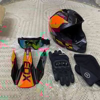 خوذة • نضارات • كفوف