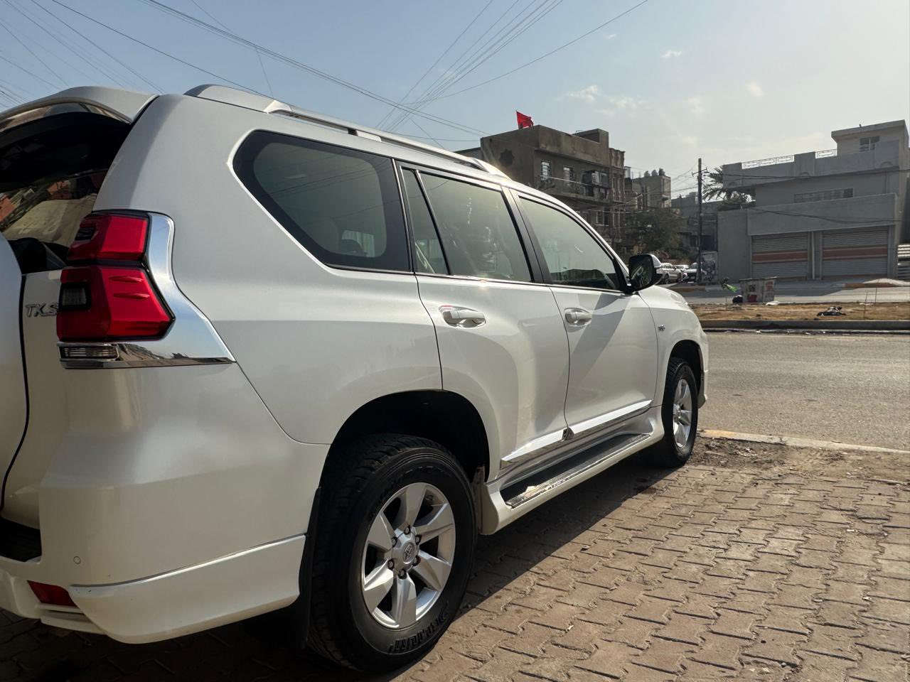 السلام عليكم برادو ٢٠٢٠ Txs رقمها سهل ومميز ماشيه ٩٧ الف مواصفاتها معروفة بيها بارد اربع اصابع بالجاملغ الامامي موجودة صورته مامصبوغ السيارة كاملة ومابيها نقص السعر ٤١ الف دولار وبيها مجال بسيط مكاني بغداد ***********
