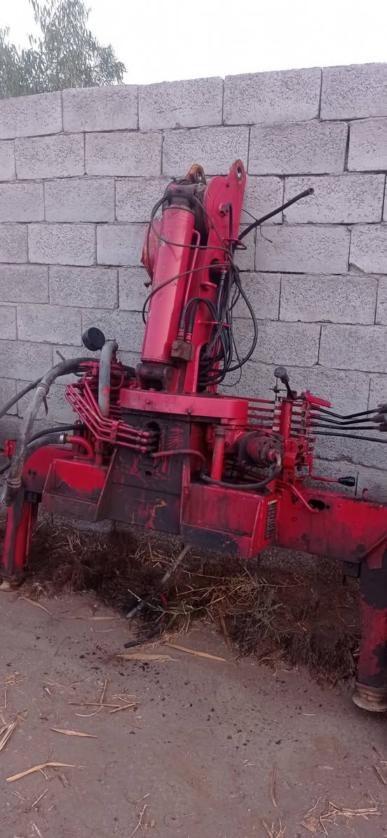 كرينات للبيع عدد 5 مكفولات مال حاويه طنين و900 +3سلايتات وبيهن طنين و600 ستفسار بيعهن بيعه وحده بسعر وذا تريد كل واحد وحده بسعر  ***********
