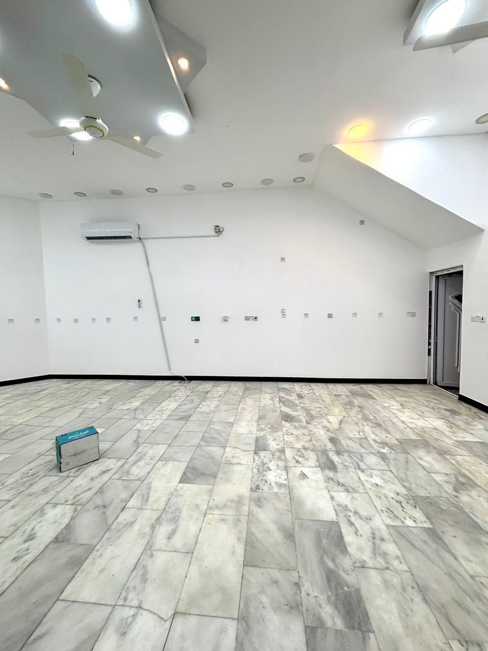 محل للايجار قطاع ٢٨ واجهة ١١م ونزال ٦م يحتوي على صحيات يصلح عيادة طبية او مركز تجميل او مكتب اومحل تجاري للاستفسار مع واتساب ***********
