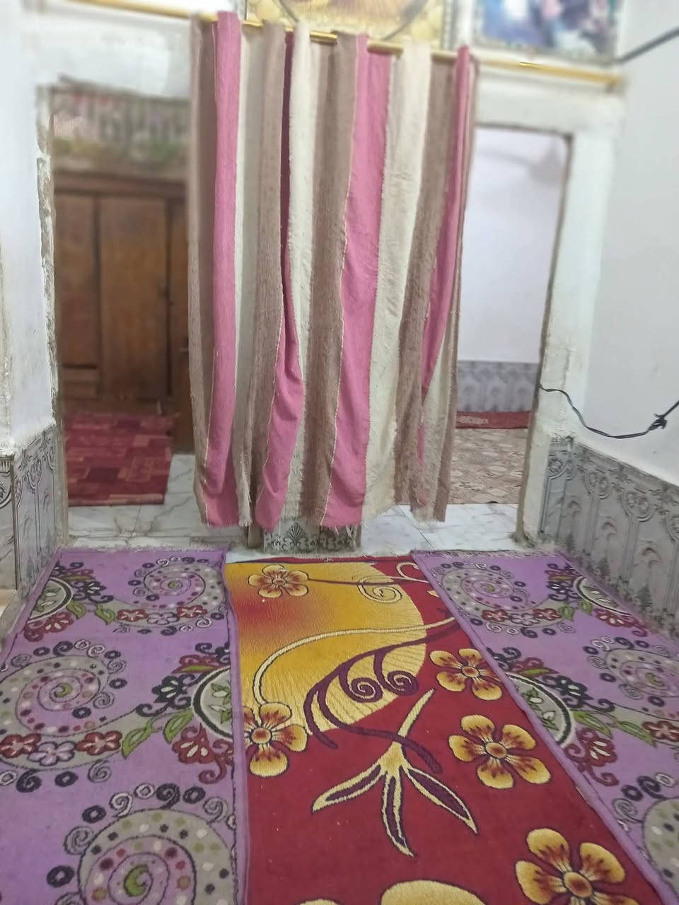 للبيع بيت ١٥٠ متر زراعي عنوان الدجين نهايه شارع احجي كشكول غرف عدد ٢ صاله مطبخ وستقبال بعدها بدون لبخ وكهرباء باقي البيت كامل عالي عن الشارع السعر ٢٢بي مجال ستفسار واتساب***********

