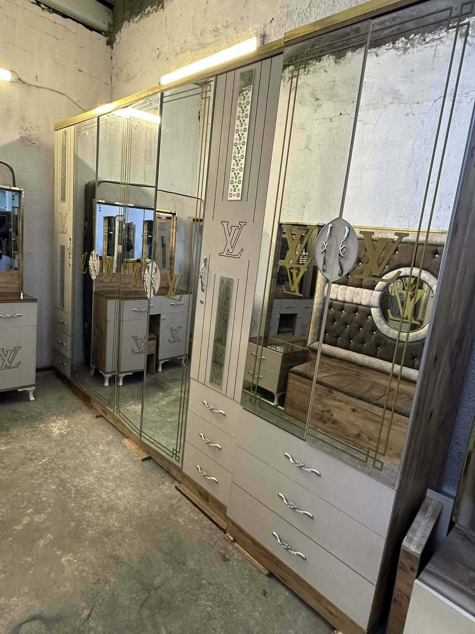 ✨غرفة تركي اصلي لون مميز ✨ صبغ حراري
10 قطع
 جام اصلي برونزي
نظام ابواب 
سرير مخزن جك 
 قماش وتر بروف أصلي ✨
نضافه/95/💯
السعر  / مليون و300 وبي مجال 
 شد ونقل مجاني داخل بغداد
توصيل للمحافظات بأسعار رمزية


**إذا كنت صاحب هذا الإعلان وتريد حذفه لأي سبب، رجاءا أرسل رسالة إلى الدعم الفني**