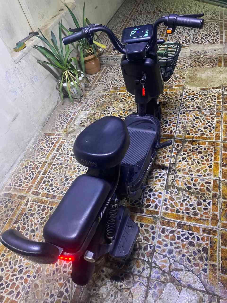 سلام عليكم
دراجه شحن ريان 
حجم ١٤ نضيفه 
اشاره يمين يسار 
ثلاث نمر 
اربع بطاريات 
السعر ٢٢٥ الف 
للاستفسار ***********
