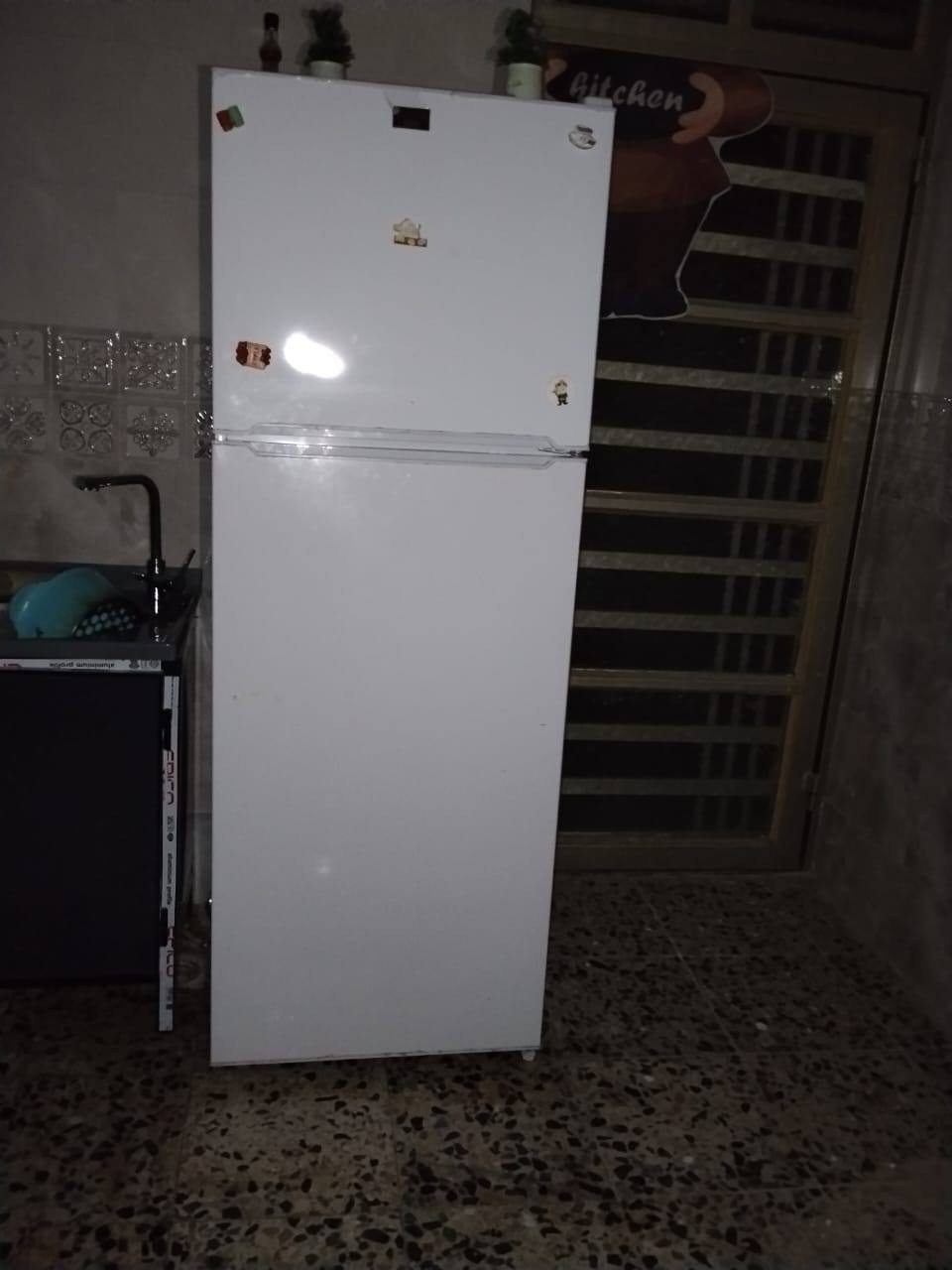 ثلاجه وكاونتر للبيع كاونتر قياسه متر ونص 3قطع عنوان بغداد الرشاد ***********
