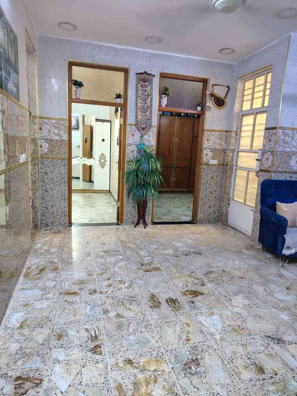بيت للبيع٢٠٠م زراعي بيت غلام خلف السده طابقين
طابق١ طرمه
حمام +تواليت خارجي
 استقبال 7*5
مطبخ 5*4
صاله 8*4
حمام معزول +تواليت معزوله
مناور ٢يمين البيت ويساره
غرفتين 5*4
طابق الثاني غرفتين
الغرفه الأولى 7*5
الغرفه الثانيه 5*4
حمام جبير 
صاله8*4
وصطح خلفي 10*5  ينبني بي غرفتين
وفوك بيتونه جبيره وصطح
***********
***********
