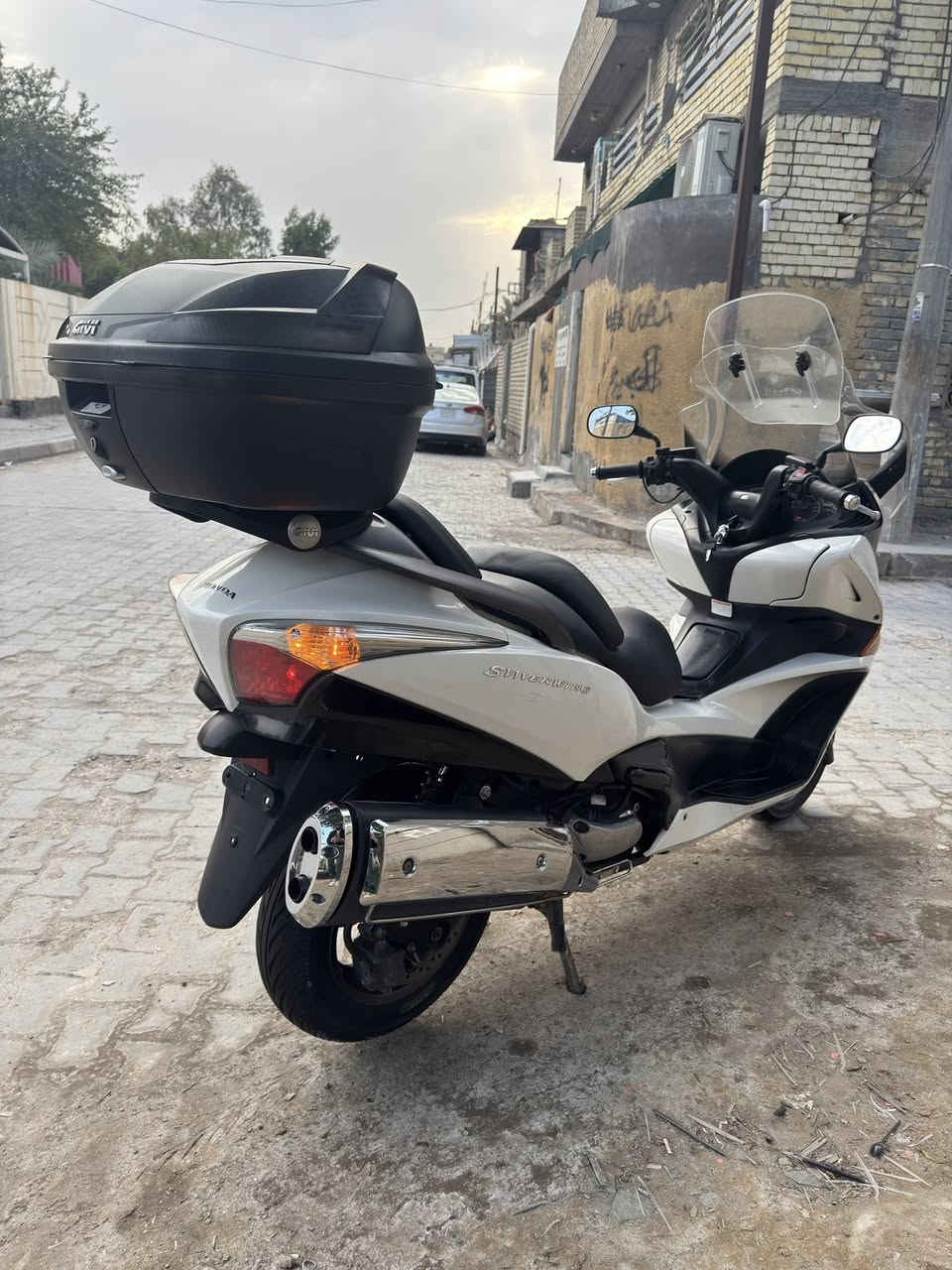 السلام عليكم 
هوندا سلفر ونگ جيتي 400
مكفولة كفالة عامة 
السعر 22 ورقة 
العنوان بغداد مدينة الصدر 
***********
