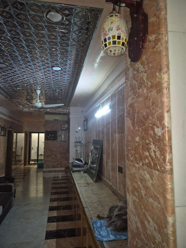 🏠 دار سكنية ملك - بناء راقي للبيع في الحنانة 🏠
فرصة لا تُعوض لامتلاك منزل الأحلام في أرقى أحياء النجف? ✨
بناء ، تصميم عصري، وموقع استراتيجي يوفر لك الراحة والهدوء في (منطقة الحنانة ).
📍 الموقع الجغرافي
• المنطقة: الحنانة 
• العلامة الدالة:قرب كميل 🕌ابن زياد عليه السلام 🗺️
.الشارع الرابط بين كميل ومسجد الحنانة 
🏘️الدار يحتوي على منظومة شمسية 🌂 
وكمية كبيرة من السبالت العمودية +مولدة 
من نوع الكاتم⚡️ من ضمن السعر الدار مغلف كرانيت بلكامل 
👈🏗️ تفاصيل العقار👈 عرض الشارع 15م
• المساحة الإجمالية: 900 متر مربع 📐.الواجهة 32🚧
• سنة التشييد:2012 (بناء درجة أولى ونظيف جداً) ✨.
• عدد الطوابق: طابقين بتصميم متكامل ومنعزل.
🧱 التفاصيل الداخلية (نظام طابقين منفصلين)
✅ الطابق الأول:
• استقبال واسعة للضيوف تليق بمناسباتكم 🛋️.
• هول داخلي (صالة) بتصميم مريح 📺.
• مطبخ عصري ونظيف 🍳.
• أربع غرف نوم 💤 نوم واسعة ومريحة 🛏️.
• مجموعة صحيات متكاملة 🚿.
✅ الطابق الثاني:
• مصمم  نظام صالة رياضية  تماماً، مما يجعله مثالياً للسكن المستقل أو للعوائل الكبيرة التي تبحث عن الخصوصية 🌟.
📞 للاستفسار والتواصل
للمزيد من المعلومات أو لتحديد موعد لمعاينة العقار على أرض الواقع، يسعدنا تواصلكم معنا عبر الأرقام التالية:
📱 *********** علي الكلابي للإستثمار العقاري 🏘️✅
سارع بحجز موعدك الآن.. فالفرص المميزة لا تدوم طويلاً! 🕒🏠
