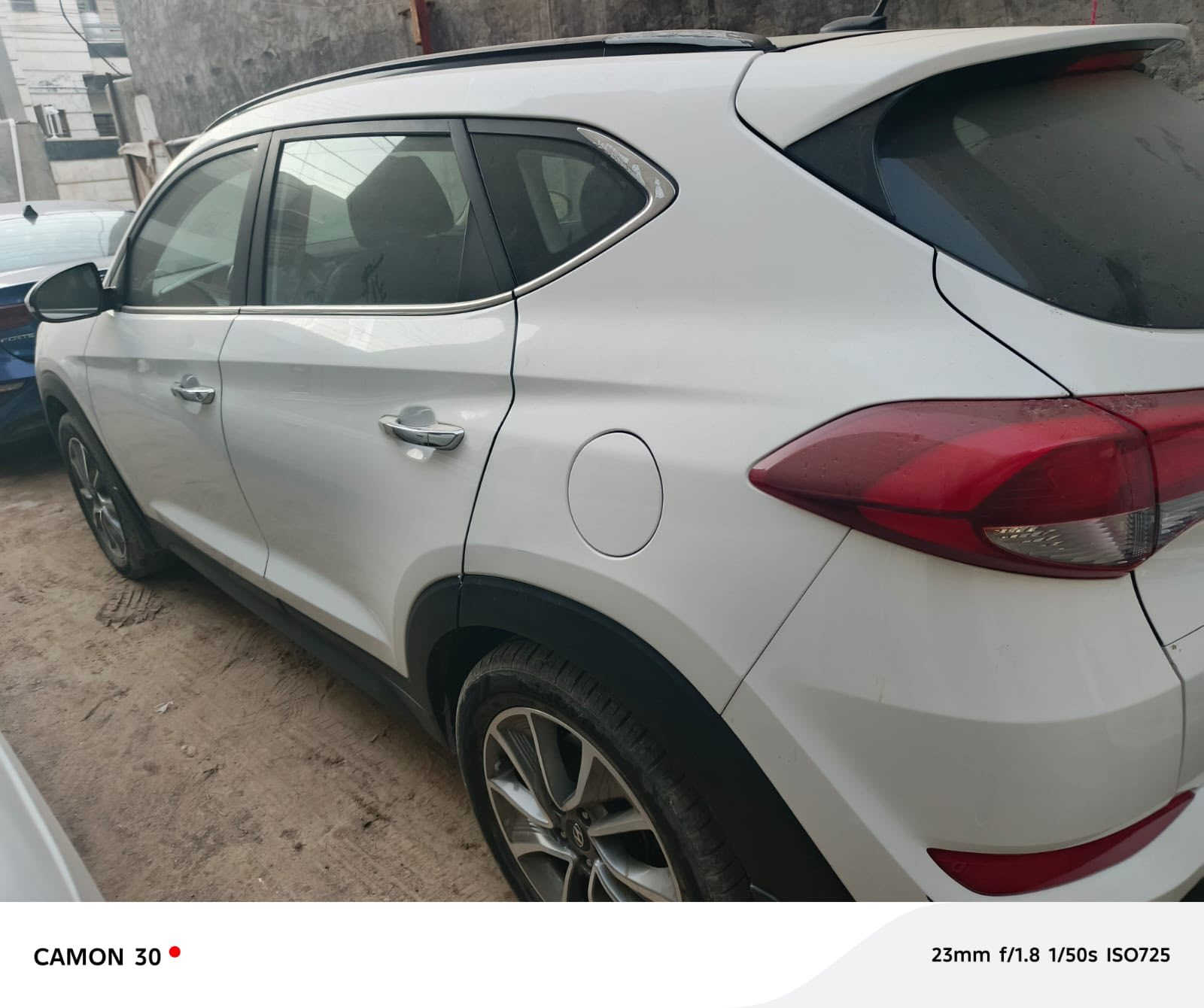 هيونداي توسان خليجي 2018 كوري اصلي سايد بريك رجل
مكلف بل نشر 

ماشيه 90 الف كيلو متر حقيقي
رقم بغداد بأسمي  تحويل مباشر
السونار مرفق مع الصور 
السياره كلش نضيفة

🟥 السعر 17000$ 🗞️ 

المواصفات المعروفه 
تبريد قطعتين
مري شفط
حساس خلفي
اشاير بالمري 
كامرة خلفية 
تحكمات ستيرن
كروز سرعة
ثلاث مودات قيادة
‏ normal -   sport - eco
وباقي مواصفات التوسان معروفة

رقم صاحب السيارة
***********
