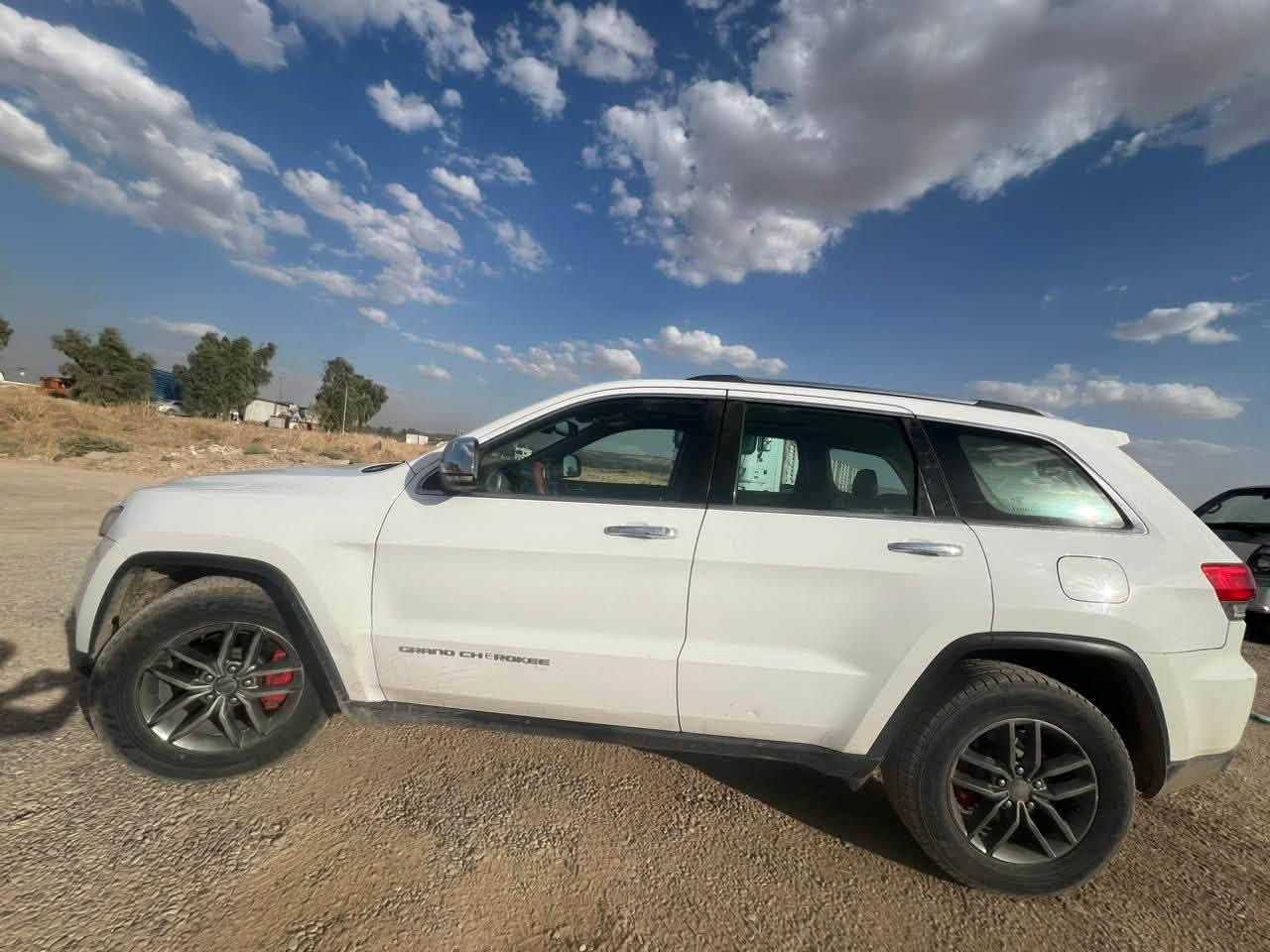 Jeep
مؤديل 2014
موسفت limited خاليجي
هيج نيه كه مي تعديل بارد هاي
180هه زار رؤشتي
هه مو شتيك نوي سعري 210مجل


**إذا كنت صاحب هذا الإعلان وتريد حذفه لأي سبب، رجاءا أرسل رسالة إلى الدعم الفني**