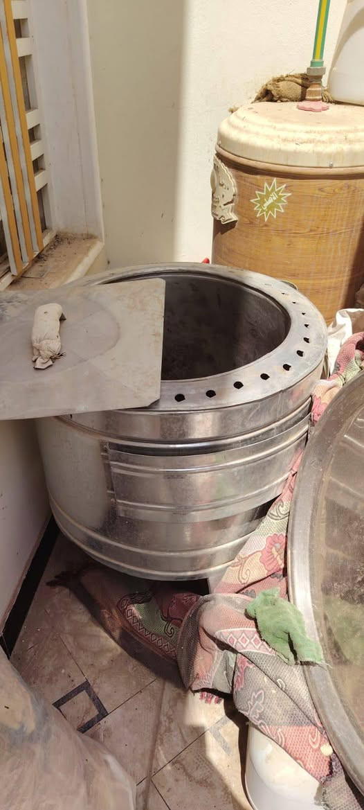 تنور جديد 50 الف
تلبيسة قنفات 5 قطع 30 الف 
فراش 7امتار عرض 3 30الف 
مكينة خياطه 55 الف 
ميز طعام 350,الف
مدات ثنين الطول 5 أمتار 30الف
مكان نجف 
***********
