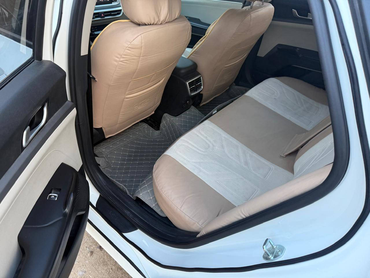 السلام عليكم سيارة K5 2023 خليجي
السيارة نضيفة كفالة عامه حتى من الشخط استخدام شخصي 

تحويل ثاني يوم
الهاتف ***********
