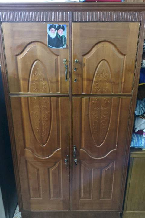 هذا كنتور خشبي أنيق، مصنوع من خشب متين، مناسب تمامًا للاستخدام في غرفة النوم لتخزين الملابس وغيرها من الأغراض الشخصية. التصميم يحتوي على أبواب بنقوش جميلة تُضفي لمسة كلاسيكية مميزة.