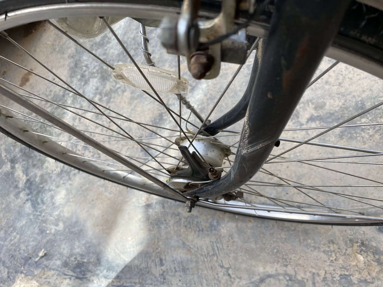 سلام عليكم بيسكل بناتي 
ياباني اصلي حجم 27
كلوب لايت تايرات جوابه 
جدد+قفل بنز بريك امامي 
بنز بريك خلفي داينمو كلوب 
امامي كير 3نمر السعر 75
مكاني ناحيه الوحده رقمي 
***********بي واتساب ..؟
