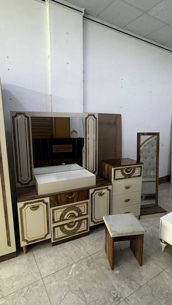 غرفه نوم ملكي 9قطع قنصور 8ابواب  بواب غرفه هيدروليك نضافه اخو الجديد السعر مع الشد والنقل مليون 75 الف
***********
***********
#اكسبلور #غرف #اثاث

