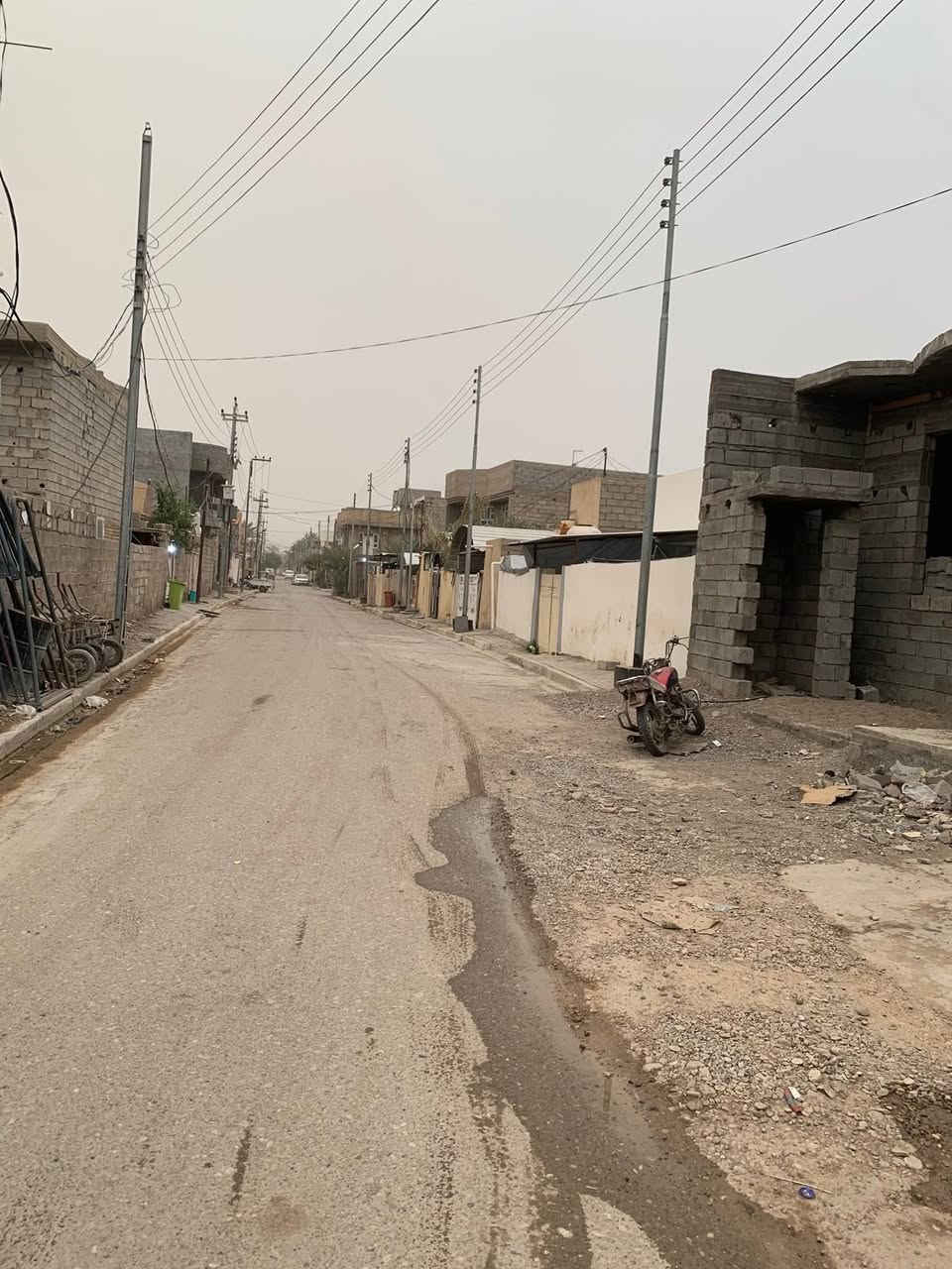 هيكل للبيع الموقع :  بعقوبة بهرز وسط حي القادسية خلف اسواق الامل
المساحة : 150 متر

الوجهية : 7.5

النزال : النزال20

جنس العقار : طابو زراعي سند25

تفاصيل الدار : يحتوي على كراج يلزم سيارة -صحيات خارجية -استقبال- مطبخ - صالة -ومجموعة درج -مناور عدد اثنين -غرفتين نوم وحدة من الغرف سويت الاستفسار الاتصال على الرقم ***********
