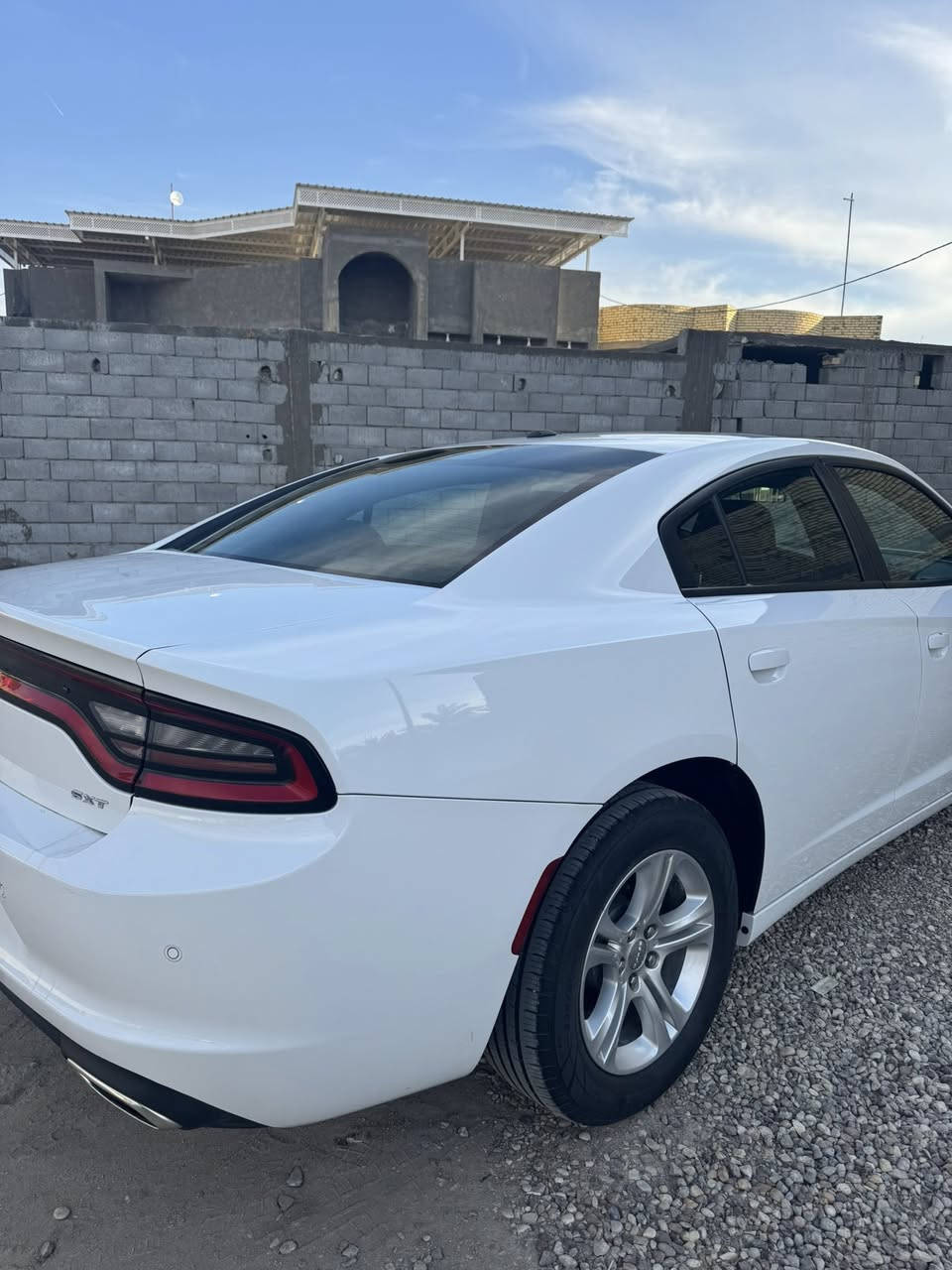 سلام عليكم للبيع دوج جارجر 2022 اصل رقم بصره بسمنه تحويل ثاني يوم السياره كفاله عامه من كلشي ماعدا البنيد مضروب وراجع نفسه بدون صبغ السياره جديده جدا وعلى وضع الشركه شرط كفاله من شخط والبارد ولصبغ ولتبديل ولفتح ماشيه 62mi سياره مواصفات sxt معروفه ماحاجه اذكرهن طخم تاير حداده باكيت تبريد تدفئه بوضع الوكاله سياره جاهزه الف ماتذب عليها عنوان السياره البصره قضاء القرنه السعر 260//  وبيها مجال لشراي للاستفسار ***********
