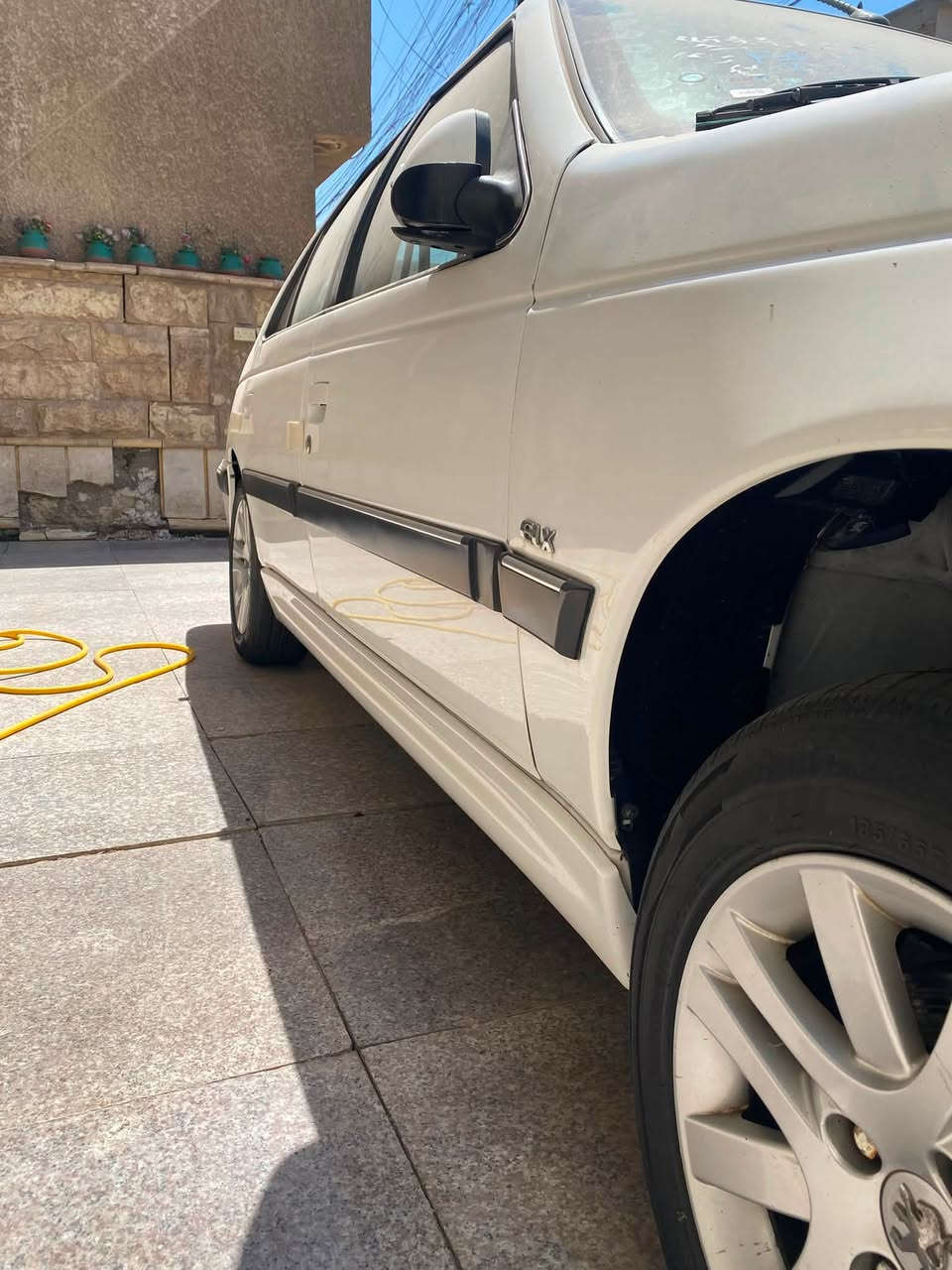 السلام عليكم بيجو بارص موديل ٢٣سياره جديده ماشيه ٥٥الف سياره بدون صبغ بيه بس البنيد مبدل باسمي رقم بغداد مكان شارع فلسطين سعر ٧٧وبيهً مجال الرقم ***********
