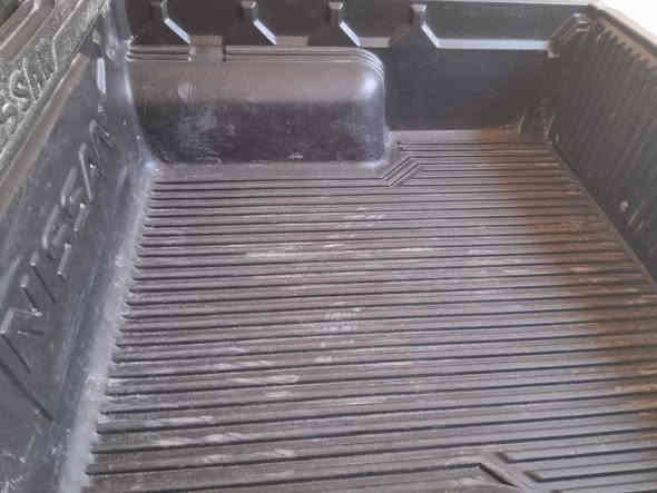 سلام عليكم بيكم للبيع موديل 2016جديده كفاله عامه ما عدا شخطه بلباب صغيره باب السايق ب180وبيها مجال بسيط ***********
