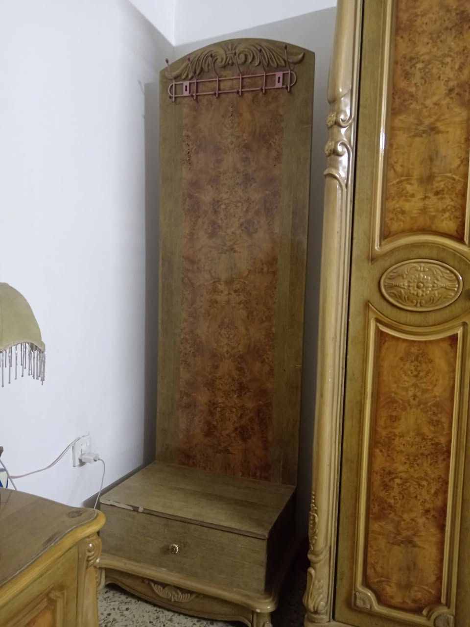 سلام عليكم عندي هاي الأغراض للبيع الزوليه قياس ٤* ٣.٥ سعرها ٧٥ والميز تواليت استعمال قليل السعر ٧٥ وغرفة النوم ٢٥٠ والسنك ٣٠ جديد للاستفسار الاتصال على الرقم ***********
