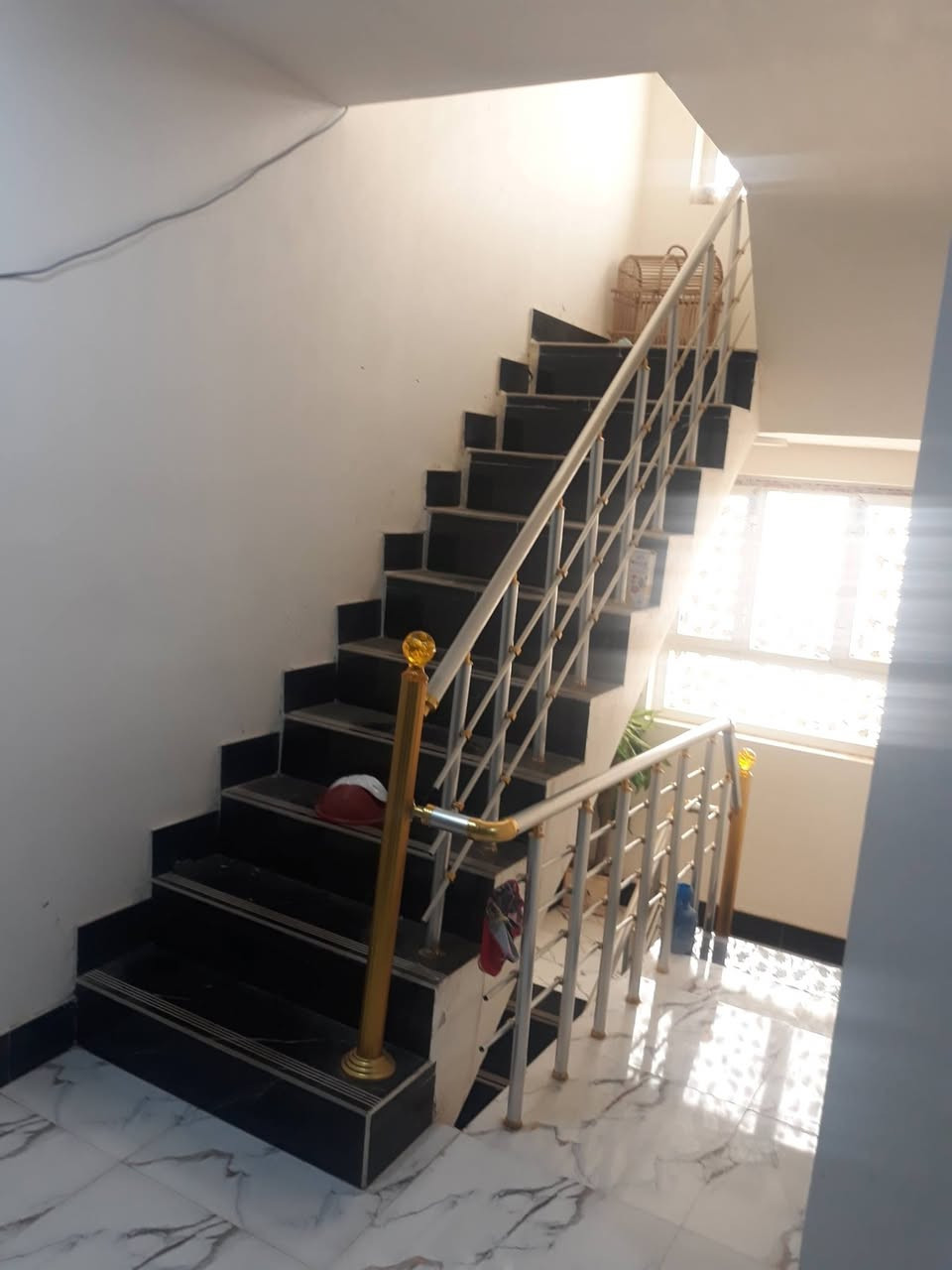 السلام عليكم
بيت 100 متر طابقين  خلف حسينية 270 دار يتكون من 3 غرف نوم مع صالتين الاتصال ***********
