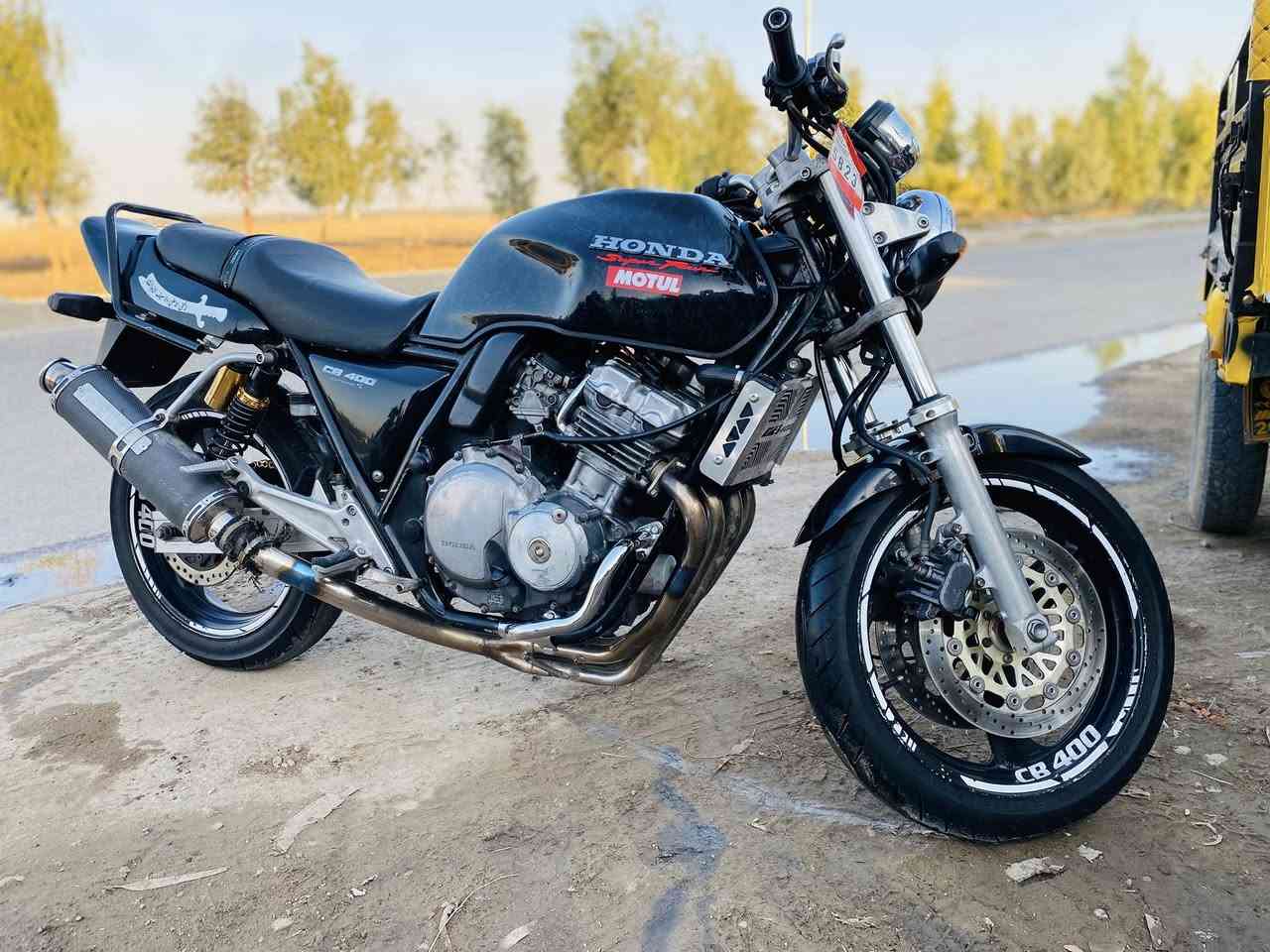 م عليكم درجه سيبي فور 400 
دهن موتل  جديد 
تنضيف كابريتر جديد 
بلكات جديد 
تخم تاير جديد ياباني جديد 
عليه ايدامه كامله الصبح نكره سلف 
سعره 16 ورقه 
***********
