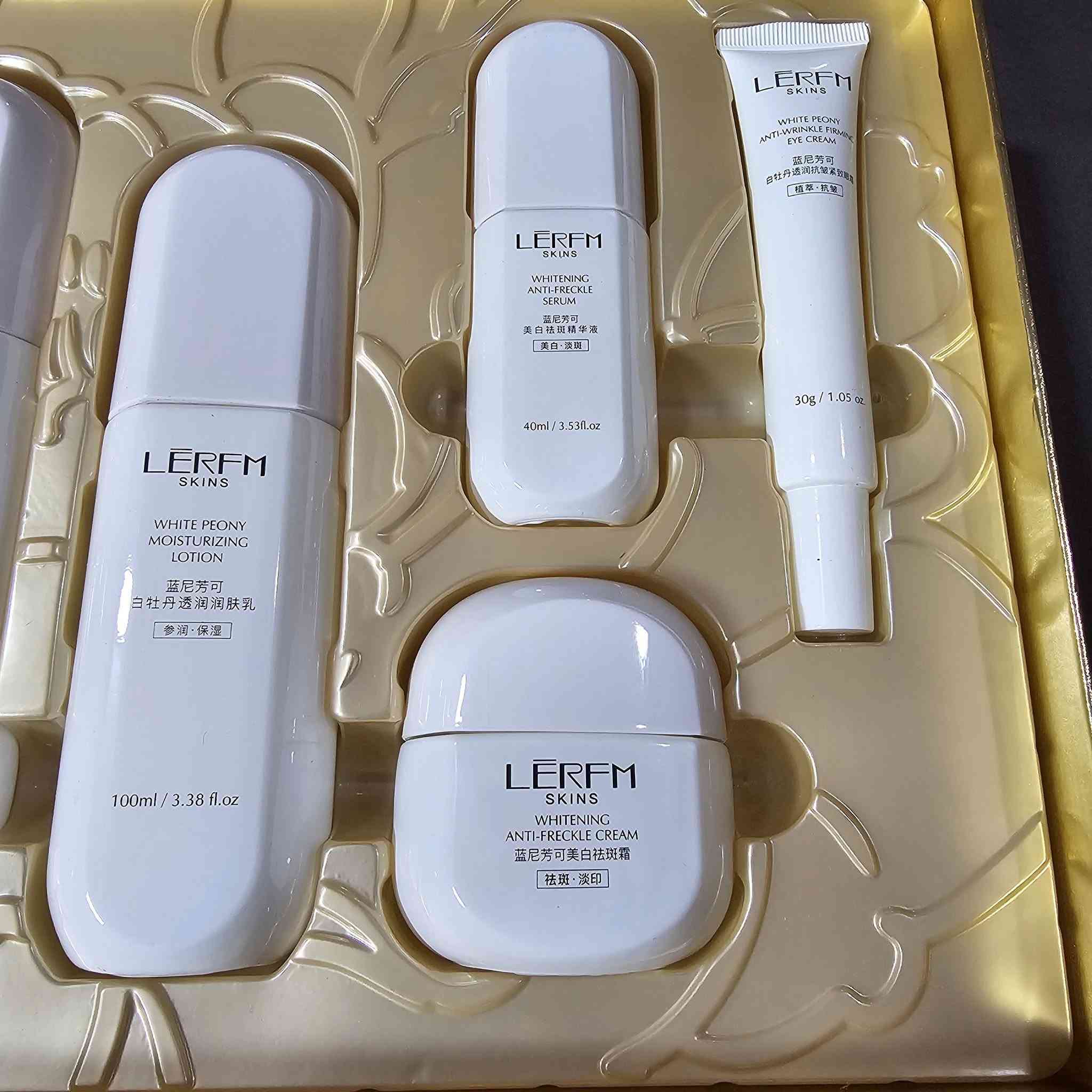 ✨ المجموعة المتكاملة للعناية بالبشرة وتفتيحها من LERFM SKINS ✨
​نقدم لكم الحقيبة العلاجية والتجميلية المتكاملة من علامة LERFM SKINS، المصممة خصيصاً بخلاصة الفاوانيا البيضاء لتقديم روتين يومي متطور لحماية البشرة وتجديد حيوية الخلايا. تعمل هذه المجموعة بفعالية عالية على ترطيب البشرة بعمق، توحيد لونها، ومكافحة التصبغات والخطوط الدقيقة.
​📦 محتويات المجموعة (6 منتجات أساسية):
​الغسول المرطب (120g): يعمل على تنظيف البشرة وإزالة الشوائب بعمق ولطف دون أن يتسبب في جفافها.
​التونر المنعش (120ml): يعيد توازن مستويات الحموضة (pH) في البشرة ويهيئها لامتصاص المغذيات بفعالية.
​اللوشن المغذي (100ml): يمنح البشرة نعومة فائقة ويحافظ على مرونتها وترطيبها لفترات طويلة.
​سيروم التفتيح ومكافحة التصبغات (40ml): تركيبة مركزة لتوحيد لون البشرة والحد من مظهر البقع والنمش.
​كريم محيط العينين (30g): مصمم خصيصاً لمكافحة التجاعيد، الخطوط الرفيعة، وعلامات الإجهاد حول العين.
​كريم التفتيح المتقدم: اللمسة النهائية لحماية البشرة وإكسابها نضارة وإشراقة طبيعية مستدامة.
انتهاء الصلاحية الى الشهر العاشر سنة ٢٠٢٨
السعر ١٤,٠٠٠ دينار فقط+ اجور التوصيل ..
متوفر توصيل لجميع المحافظات العراقية وبسعر منخفض


**إذا كنت صاحب هذا الإعلان وتريد حذفه لأي سبب، رجاءا أرسل رسالة إلى الدعم الفني**