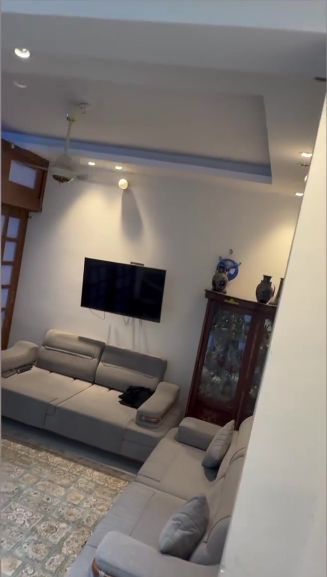 🔥فرصة مميزة للبيع في كربلاء المقدسة 🔥
🏡 دار سكن للبيع

📍 الموقع: عكد بليبل العقار، قريب جداً من مرقد الإمام العباس (عليه السلام)، يبعد حوالي 10 دقائق مشياً على الأقدام.

📐 المساحة: 102 م²

🏗️ بناء حديث ومن الطابوق، مشيد بجودة عالية وجاهز للسكن.

✅ تفاصيل الدار:

🔹 الطابق الأول:

* استقبال
* صالة
* مطبخ أوبن
* منور
* صحيات
* غرفة نوم

🔹 الطابق الثاني:

* قاعة كبيرة بمساحة تقارب مساحة البيت
* غرفة
* صحيات

📄 نوع السند: طابو زراعي سند25

⭐ يتميز العقار بموقعه القريب من العتبة العباسية الشريفة مشياً على الأقدام 10 دقائق فقط وقربه من الأسواق والخدمات، مناسب للسكن أو للاستثمار أو كمضيف للزائرين

📞 للاستفسار والمعاينة يرجى التواصل على
***********

