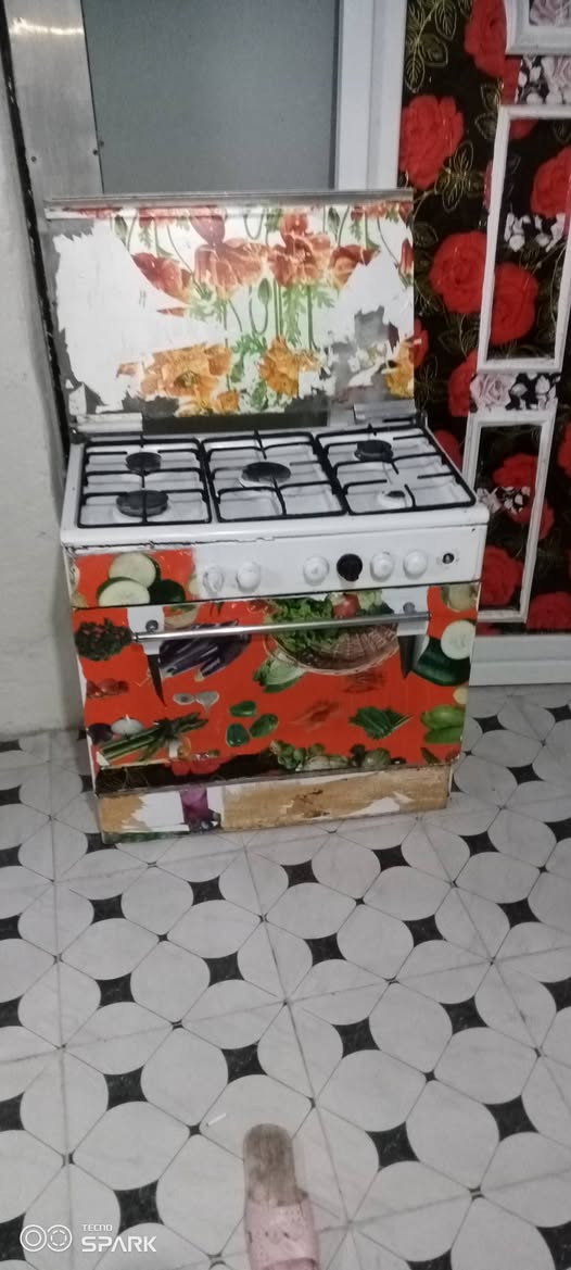 باب ايمن مستعمل قليل وطباخ خمس عيون شغال كلشي مابيه الطباخ 60وبيه مجال ولباب 50رقم مبايل ***********
