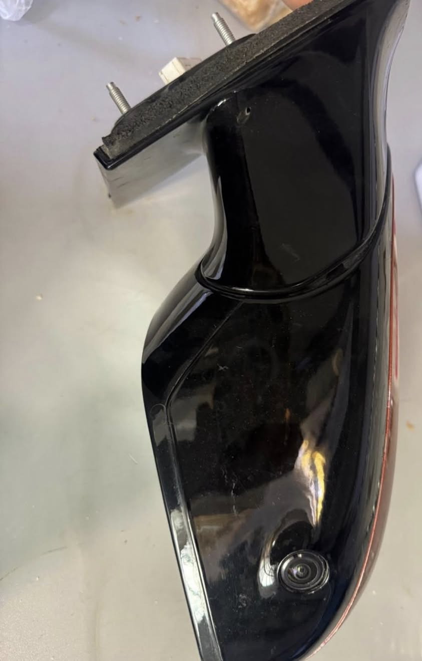 مرايا جانبية جهة السائق سنتافيا ٢٠١٧ فول كامرة رادار شفط 
نظافة فول للاستفسار ***********
