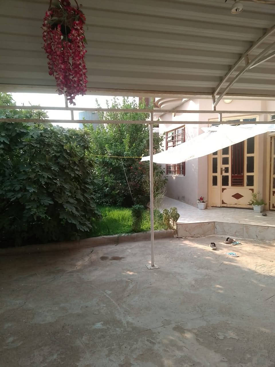 السلام عليكم بيت للبيع في منطقه القوسيات قرب المدرسه الصينيه المساحه 240 متر غرفتين هول إستقبال صحيات مطبخ حار بار كهرباء ماء كرت بلديه باسمي الإتصال على الرقم (***********) (***********)
