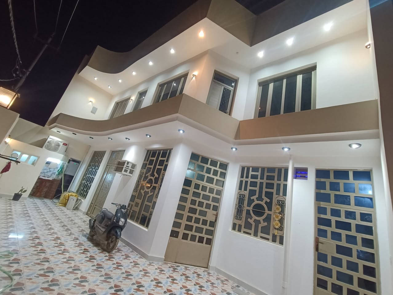 للبيع دار  المساحة 250 متر 
موقعه السياسيين شارع 20 الرئيسي مدخل السياسيين ***********
