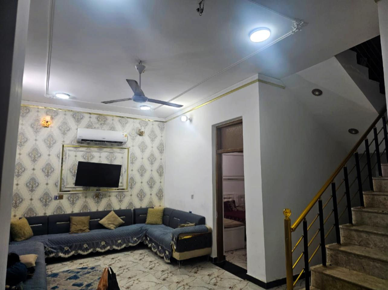 بيت ركن على شارعين (طابو صرف) للبيع
📍 الموقع: الناصرية الإسكان الصناعي - مجمع نور الناضر.
📐 المساحة: 200 متر.
🏠 التفاصيل: يتكون من غرفتين، مطبخ، صالة، صحيات، واستقبال.
💰 تفاصيل السعر:
• السعر الكلي: 230 مليون.
• مطلوب إسكان: 65 مليون.
• السعر بدون الإسكان: 165 مليون.
📞 للاستفسار:
• ***********
• ***********
📢 للمزيد من العروض يرجى الانضمام إلى القنوات الآتية:
• 🔗 قناة التلكرام: https://t.me/drug9899
• 🔗 قناة الواتساب: https://whatsapp.com/channel/0029Vb73eLZEwEk4114Pur3X
